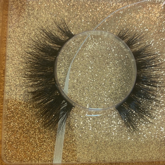 Lashes - Picture 12 of 16